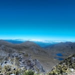Vista desde la cumbre del Cerro Chirripo, hacia el Valle Central, se logra ver sobre las nubes: Los Dos volcanes mas altos de Costa Rica, Volcan Irazu (3439 m) y Volcan Turrialba (3230 m).