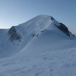 The top of Mont Blanc and the Vallo hut (Refuge Vallot) are below the summit. 