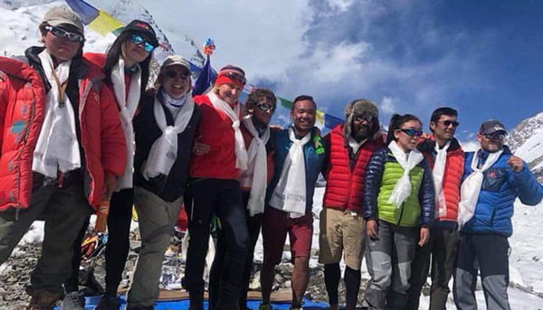 31 climbers summit K2