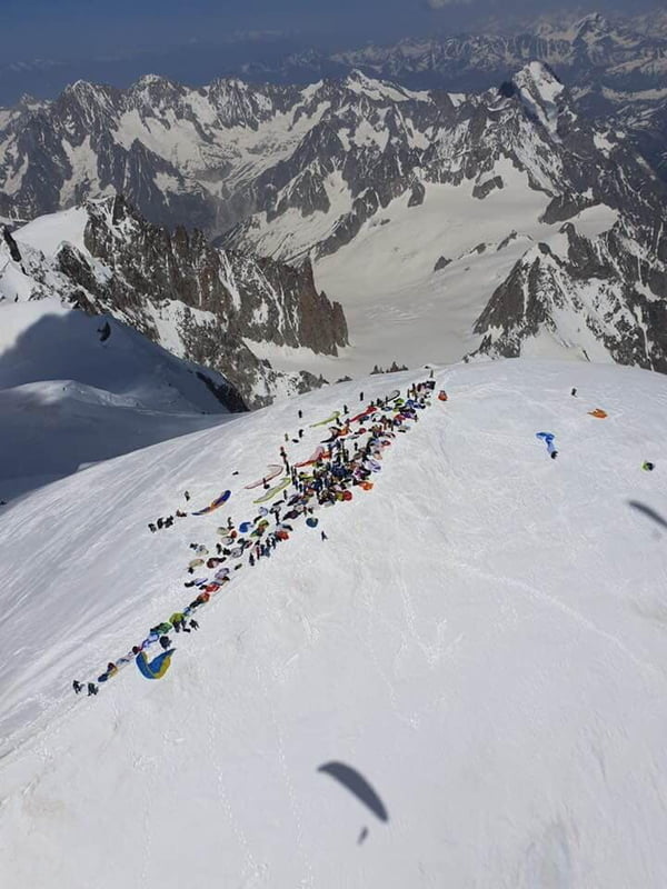150 Paragliders on the Mont Blanc Summit