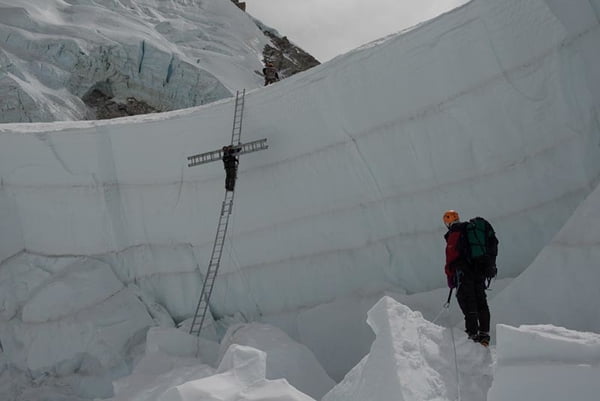 Icefall doctors fixing route on Mt Everest as spring climbing season begins
