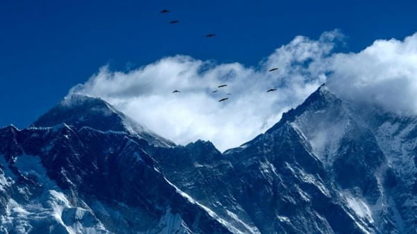 Coronavirus: Chinese explorers start Everest climb amid pandemic