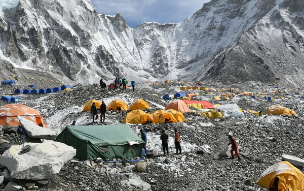 As Everest Melts, Bodies Are Emerging From the Ice