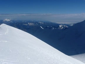Image of normal route to south summit, Nevado Illimani (6 438 m / 21 122 ft)